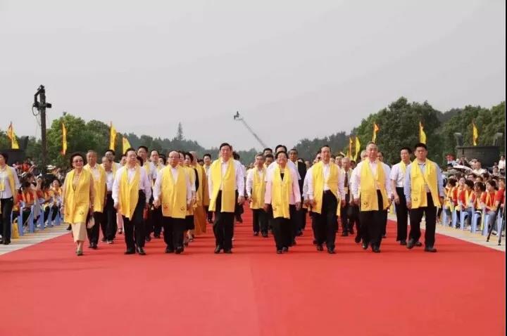 程力批量環(huán)衛(wèi)車助力“2018世界華人尋根節(jié)“環(huán)衛(wèi)清潔，為中國專汽之都增添榮耀受到社會各界廣泛贊譽