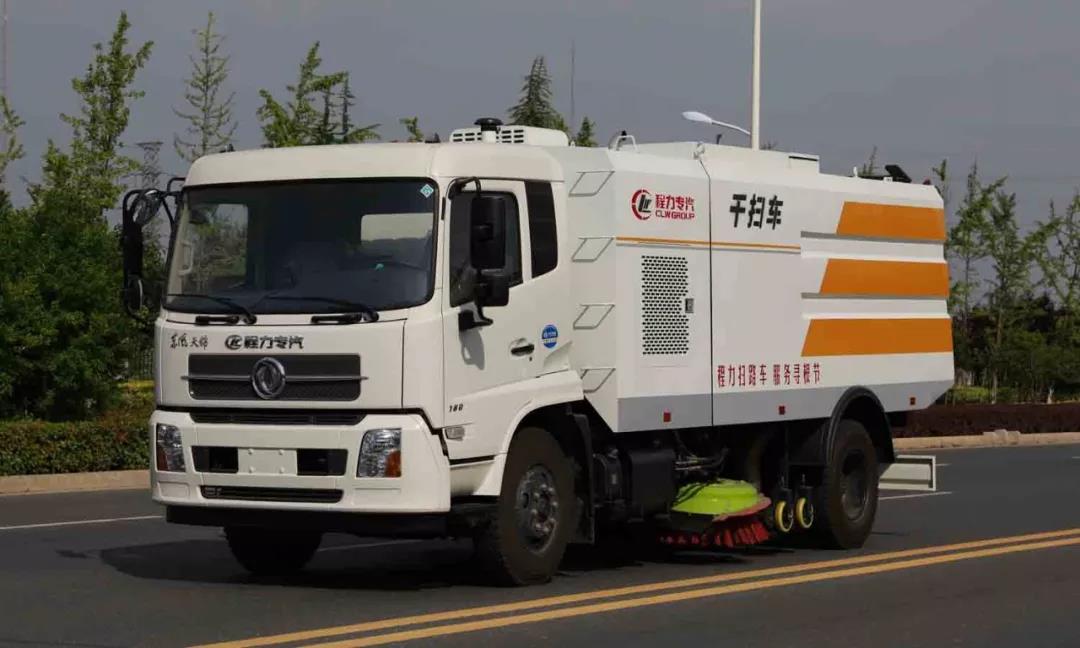 程力批量環(huán)衛(wèi)車助力“2018世界華人尋根節(jié)“環(huán)衛(wèi)清潔，為中國專汽之都增添榮耀受到社會各界廣泛贊譽